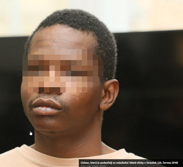 Cizinec, který je podezřelý ze znásilnění 16leté dívky v Terezíně. .png