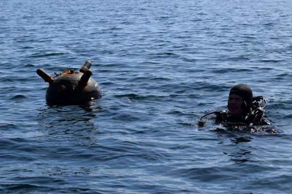 romanian-navy-clearance-divers-mine.jpg