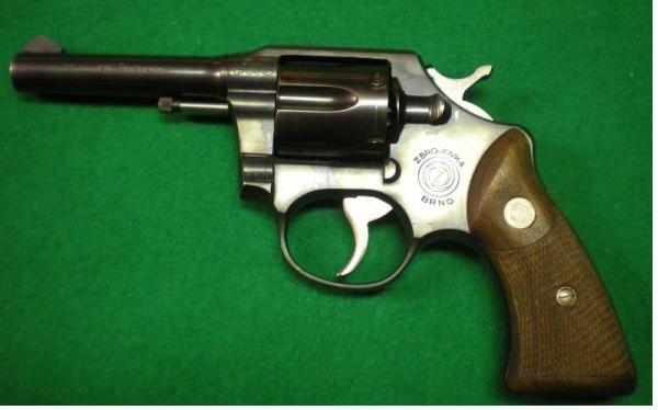 revolver-zkr-590-grand-38-spec-4-hlaven.jpg